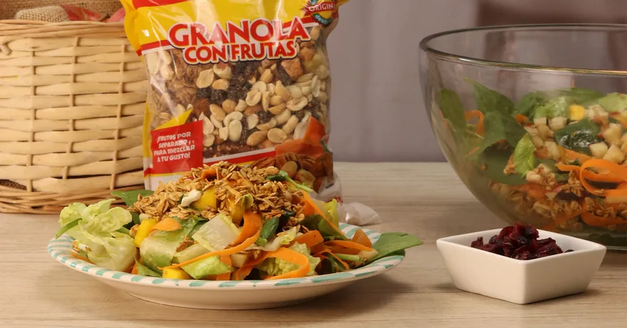 Ensalada de mango con manzana y granola