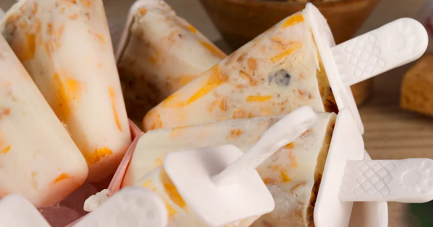Paletas de mango con yoghurt y granola